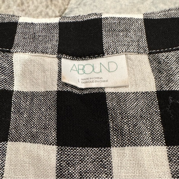 ABOUND loose fitting cropped v-neck linen top in black & white plaid/checkered - Picture 11 of 13
